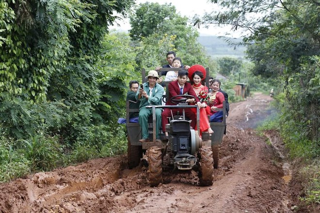 Đường lầy lội, chú rể bỏ ô tô rước dâu bằng công nông khiến nhiều người xôn xao