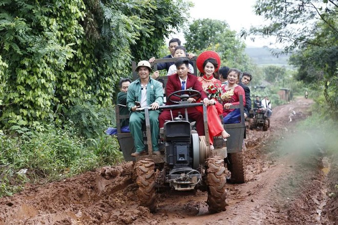 Đường lầy lội, chú rể bỏ ô tô rước dâu bằng công nông khiến nhiều người xôn xao