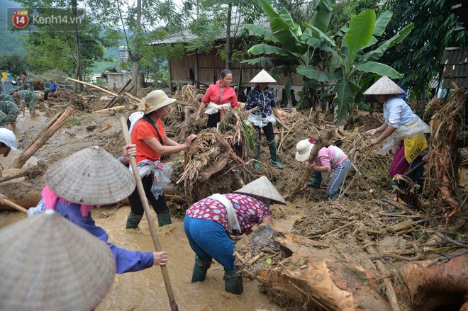 Nước mắt hòa cùng mưa lũ Yên Bái: Cha cầm nén hương thắp con trai 2 tuổi, đau đớn tìm người vợ trong đống đổ nát - Ảnh 13.