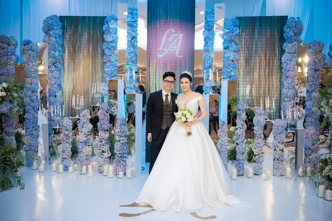 Ảnh đẹp: &Aacute; hậu T&uacute; Anh nũng nịu &ocirc;m chặt &ocirc;ng x&atilde; trong tiệc cưới sang trọng ở H&agrave; Nội - Ảnh 8.