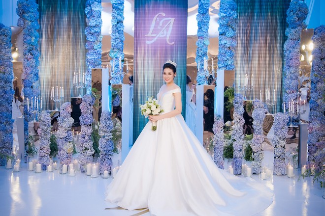 Ảnh đẹp: &Aacute; hậu T&uacute; Anh nũng nịu &ocirc;m chặt &ocirc;ng x&atilde; trong tiệc cưới sang trọng ở H&agrave; Nội - Ảnh 6.