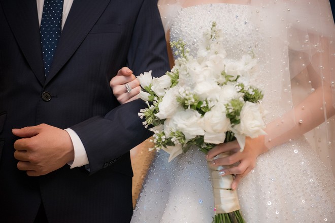 Ảnh đẹp: &Aacute; hậu T&uacute; Anh nũng nịu &ocirc;m chặt &ocirc;ng x&atilde; trong tiệc cưới sang trọng ở H&agrave; Nội - Ảnh 12.