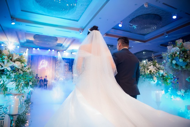 Ảnh đẹp: &Aacute; hậu T&uacute; Anh nũng nịu &ocirc;m chặt &ocirc;ng x&atilde; trong tiệc cưới sang trọng ở H&agrave; Nội - Ảnh 5.