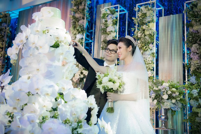 Ảnh đẹp: &Aacute; hậu T&uacute; Anh nũng nịu &ocirc;m chặt &ocirc;ng x&atilde; trong tiệc cưới sang trọng ở H&agrave; Nội - Ảnh 10.