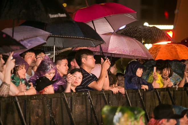 Bất chấp thời tiết bất lợi, 38 người đẹp Hoa hậu Việt Nam phía Bắc rạng rỡ mặc áo mưa để tổng duyệt - Ảnh 2.