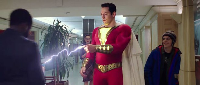 Cười ná thở với siêu anh hùng “mặt phụ huynh, hồn học sinh” trong trailer Shazam! - Ảnh 4.