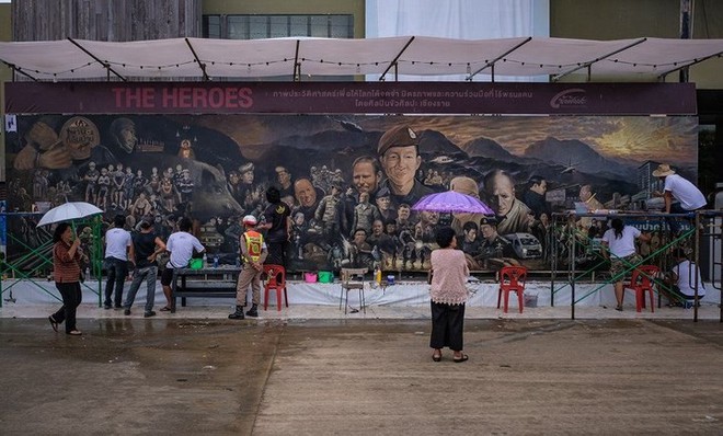Ảnh: Bức bích họa lớn tôn vinh các anh hùng giải cứu đội bóng Thái Lan - Ảnh 1.