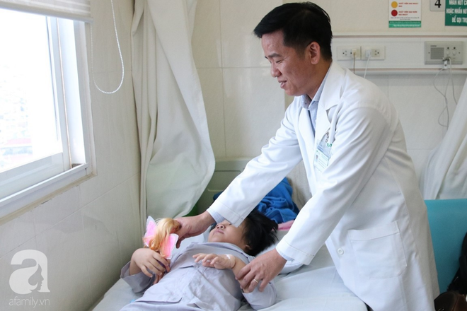B&eacute; g&aacute;i B&igrave;nh Phước bị bỏ rơi trước cổng ch&ugrave;a được trả lại đ&ocirc;i ch&acirc;n l&agrave;nh lặn sau 5 năm mang dị tật khớp h&aacute;ng - Ảnh 1.