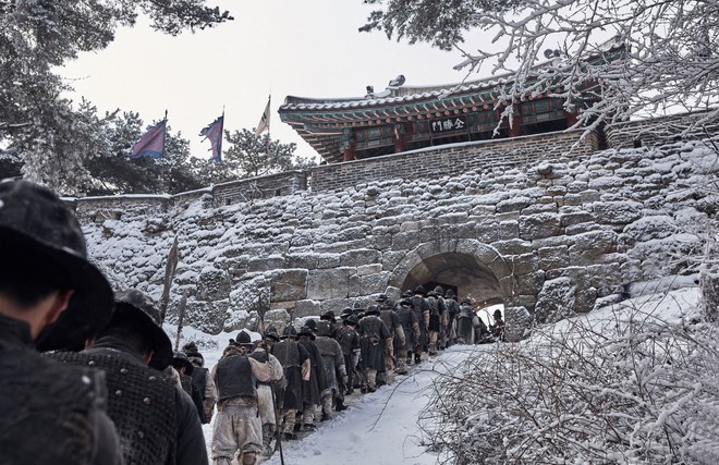 Nỗi ô nhục nghìn thu của triều đại Joseon qua lăng kính điện ảnh trong “Nam Hán Sơn Thành” - Ảnh 2.