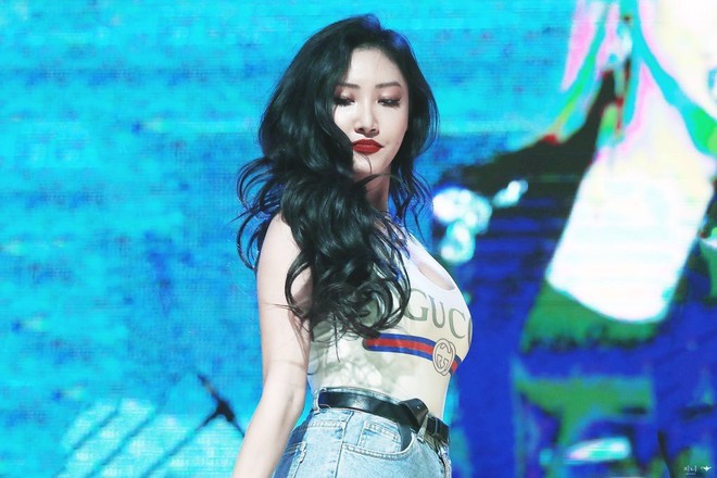 C&ugrave;ng một chiếc &aacute;o, c&ugrave;ng kiểu mix đồ m&agrave; Hwasa (Mamamoo) th&igrave; được khen xuất sắc, Sunmi lại bị d&igrave;m th&ecirc; thảm - Ảnh 5.