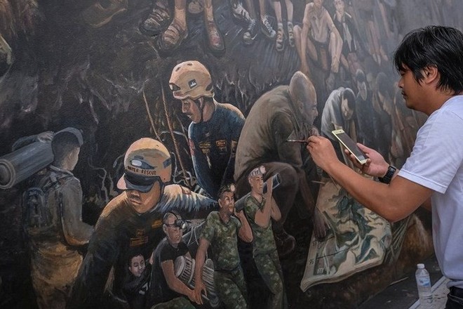 Ảnh: Bức bích họa lớn tôn vinh các anh hùng giải cứu đội bóng Thái Lan - Ảnh 6.