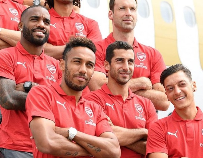Ozil rạng rỡ trong chuyến du đấu c&ugrave;ng Arsenal sau khi từ gi&atilde; ĐT Đức - Ảnh 2.