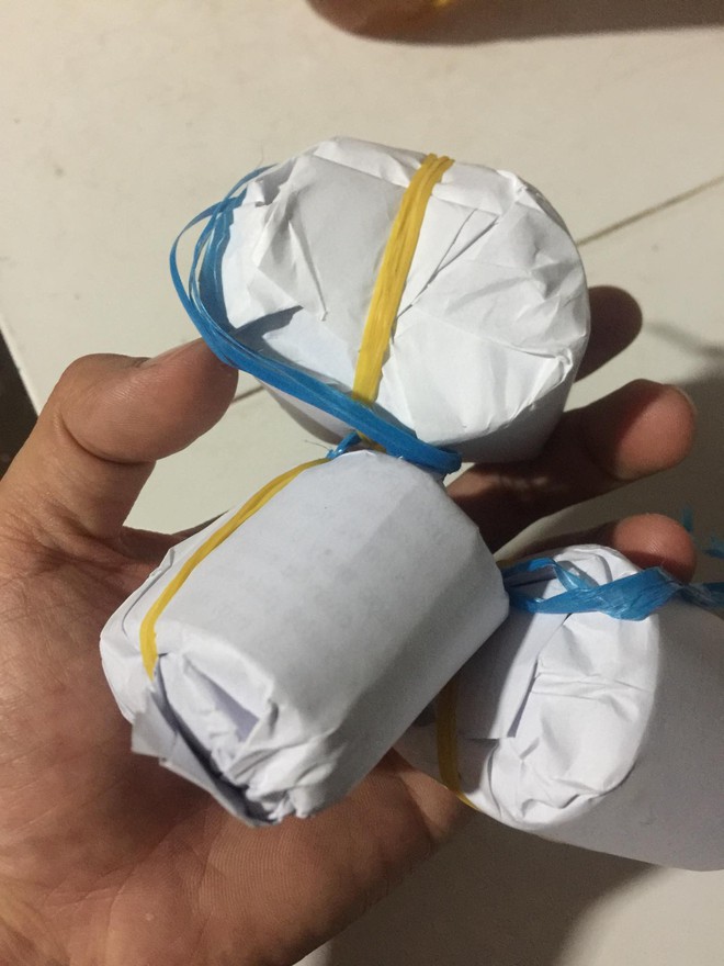 Th&aacute;nh gian dối: Nam thanh ni&ecirc;n đi mua nem, nhưng khi b&oacute;c ra liền ng&atilde; ngửa khi thấy 3 phần nem 7 phần giấy g&oacute;i - Ảnh 2.