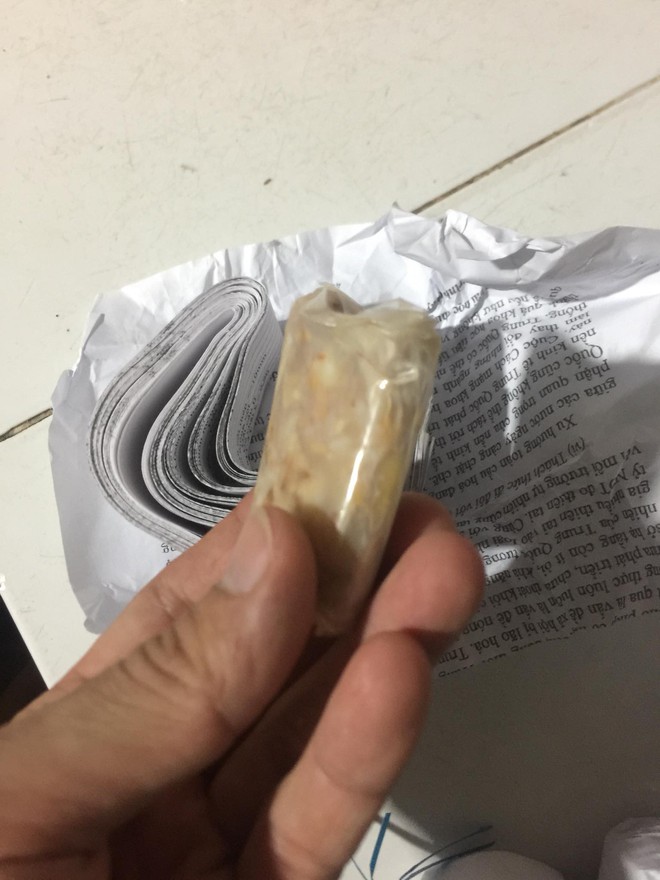 Th&aacute;nh gian dối: Nam thanh ni&ecirc;n đi mua nem, nhưng khi b&oacute;c ra liền ng&atilde; ngửa khi thấy 3 phần nem 7 phần giấy g&oacute;i - Ảnh 3.