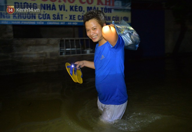 Người Hà Nội chèo thuyền tìm nơi lánh nạn trong đêm: Dự đoán nước còn dâng cao nữa nên... chạy thôi - Ảnh 16.