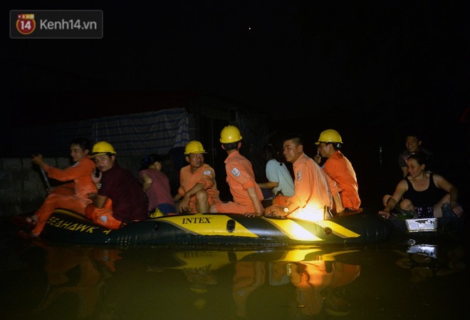 Người Hà Nội chèo thuyền tìm nơi lánh nạn trong đêm: Dự đoán nước còn dâng cao nữa nên... chạy thôi - Ảnh 9.