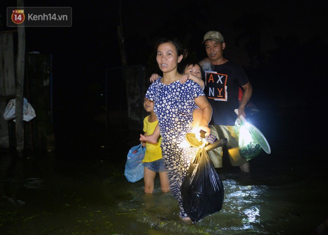 Người Hà Nội chèo thuyền tìm nơi lánh nạn trong đêm: Dự đoán nước còn dâng cao nữa nên... chạy thôi - Ảnh 7.