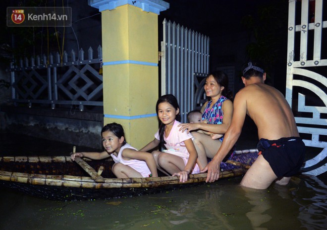 Người Hà Nội chèo thuyền tìm nơi lánh nạn trong đêm: Dự đoán nước còn dâng cao nữa nên... chạy thôi - Ảnh 12.