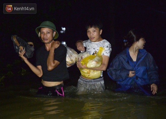 Người Hà Nội chèo thuyền tìm nơi lánh nạn trong đêm: Dự đoán nước còn dâng cao nữa nên... chạy thôi - Ảnh 15.