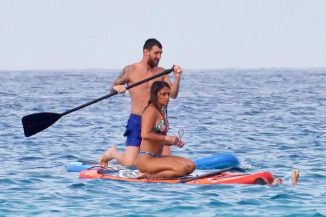 Vợ Messi và vợ Fabregas khoe vóc dáng gợi cảm với bikini - Ảnh 1.