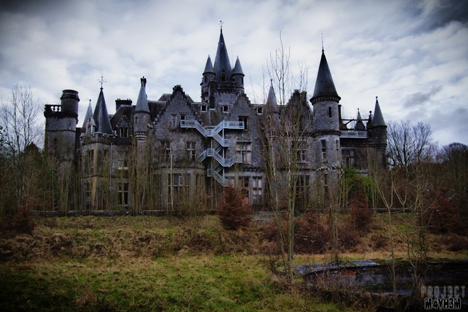 Lâu đài cổ bỏ hoang ở Bỉ: Từ niềm tự hào của giới quý tộc châu Âu đến trại trẻ mồ côi đáng sợ, giờ trở nên hoang tàn rùng rợn - Ảnh 1.