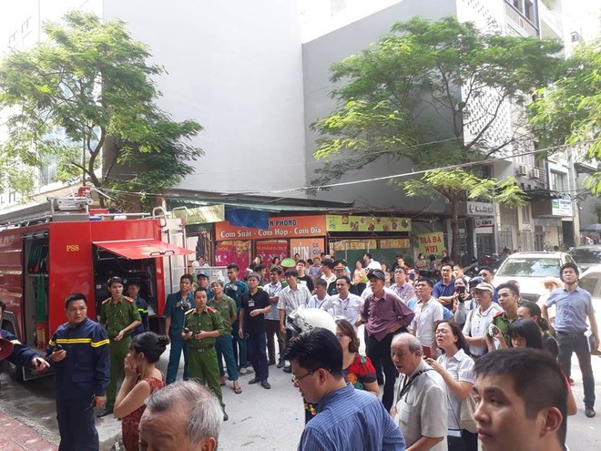 H&agrave; Nội: Lửa b&ugrave;ng ph&aacute;t khiến kh&oacute;i bao tr&ugrave;m t&ograve;a nh&agrave; cao tầng, nhiều nh&acirc;n vi&ecirc;n v&agrave; cư d&acirc;n hoảng loạn th&aacute;o chạy ra ngo&agrave;i - Ảnh 1.