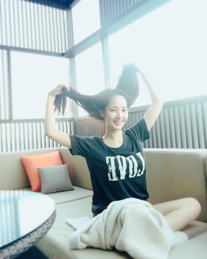 Park Min Young là thư ký sành điệu nhưng style ngoài đời giản dị vô cùng - Ảnh 4.