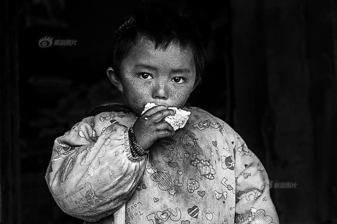 C&aacute;i ngh&egrave;o &aacute;m ảnh v&agrave; khắc khoải trong cuộc thi nhiếp ảnh chụp về sự ngh&egrave;o đ&oacute;i tại Trung Quốc - Ảnh 9.