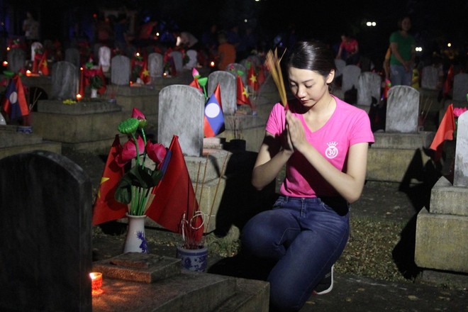Hơn 11.000 ngọn nến được thắp tri ân các anh hùng, liệt sỹ tại Nghĩa trang Việt Lào - Ảnh 7.