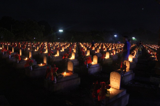 Hơn 11.000 ngọn nến được thắp tri ân các anh hùng, liệt sỹ tại Nghĩa trang Việt Lào - Ảnh 9.