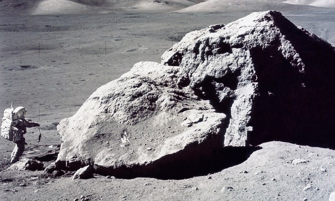 NASA đã mang về hàng trăm kg đất Mặt trăng nhưng gần như chưa đụng đến, và lý do là... - Ảnh 1.
