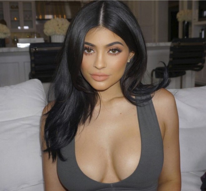 Kylie Jenner vượt mặt Selena Gomez và Kim Kardashian về thu nhập từ Instagram, mỗi bài đăng có giá trị 23 tỷ đồng! - Ảnh 1.