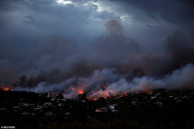 Thủ đô Hy Lạp rực lửa, ít nhất 24 người chết và hàng trăm người bị thương do cháy rừng - Ảnh 1.