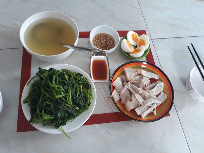 Tự nhận m&igrave;nh kh&eacute;o tay, dạy chị em nấu cơm với 35 ngh&igrave;n, c&ocirc; vợ trẻ khiến d&acirc;n t&igrave;nh cười đau ruột v&igrave; m&acirc;m to&agrave;n m&oacute;n luộc - Ảnh 2.