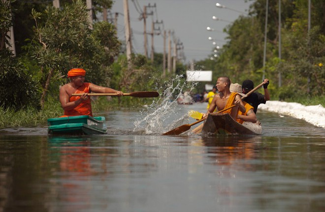 20 cảnh ngập lụt khắp thế giới: Cách duy nhất để vượt qua nghịch cảnh là phải lầy lội hơn cả nước lũ thì mới được - Ảnh 11.