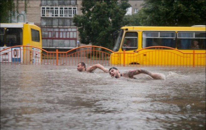 20 cảnh ngập lụt khắp thế giới: Cách duy nhất để vượt qua nghịch cảnh là phải lầy lội hơn cả nước lũ thì mới được - Ảnh 16.