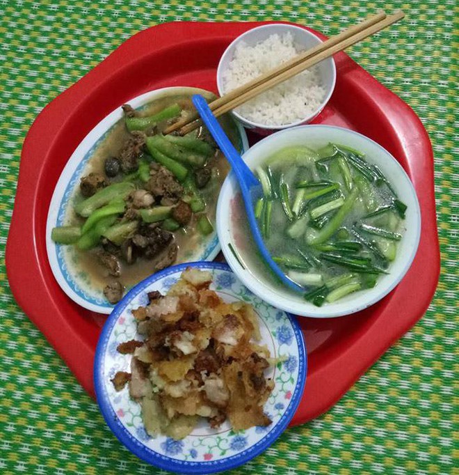 Tự nhận m&igrave;nh kh&eacute;o tay, dạy chị em nấu cơm với 35 ngh&igrave;n, c&ocirc; vợ trẻ khiến d&acirc;n t&igrave;nh cười đau ruột v&igrave; m&acirc;m to&agrave;n m&oacute;n luộc - Ảnh 3.