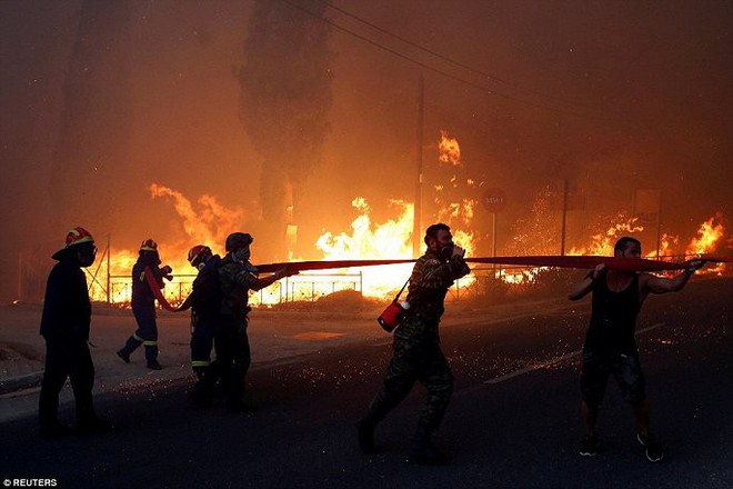 Thủ đô Hy Lạp rực lửa, ít nhất 24 người chết và hàng trăm người bị thương do cháy rừng - Ảnh 4.