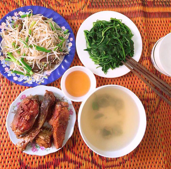 Tự nhận m&igrave;nh kh&eacute;o tay, dạy chị em nấu cơm với 35 ngh&igrave;n, c&ocirc; vợ trẻ khiến d&acirc;n t&igrave;nh cười đau ruột v&igrave; m&acirc;m to&agrave;n m&oacute;n luộc - Ảnh 5.