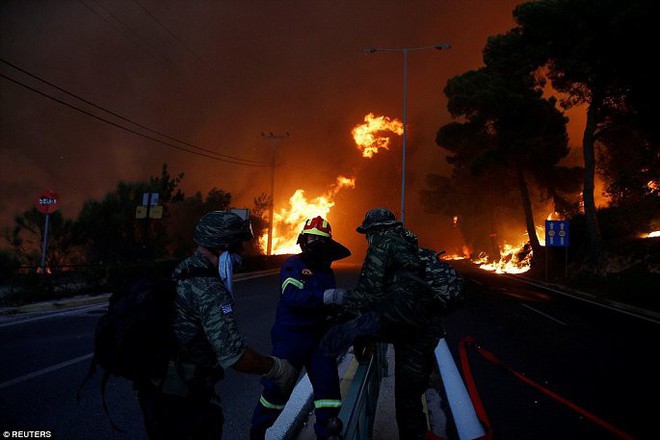 Thủ đô Hy Lạp rực lửa, ít nhất 24 người chết và hàng trăm người bị thương do cháy rừng - Ảnh 6.