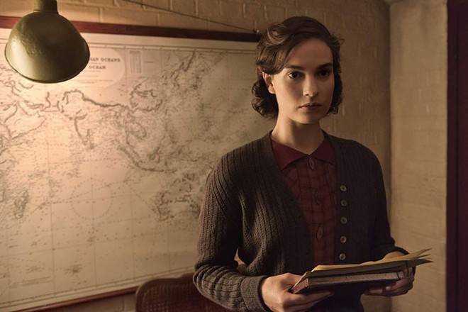 7 vai diễn chứng tỏ khả năng biến hóa khôn lường của nàng “Lọ Lem” Lily James - Ảnh 13.