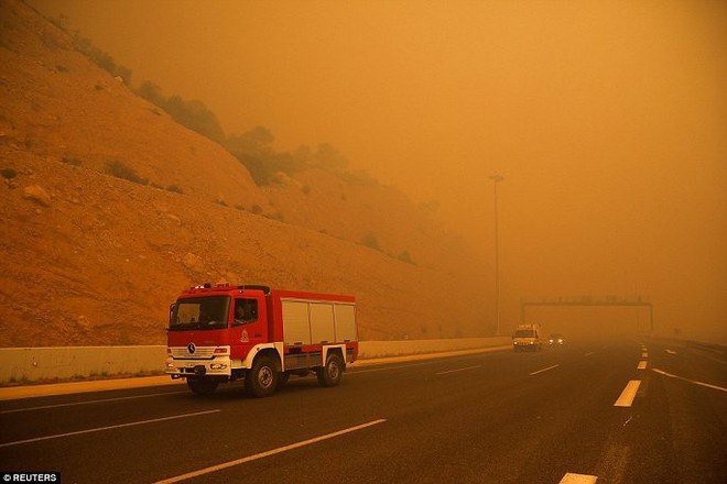 Thủ đô Hy Lạp rực lửa, ít nhất 24 người chết và hàng trăm người bị thương do cháy rừng - Ảnh 9.