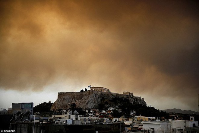 Thủ đô Hy Lạp rực lửa, ít nhất 24 người chết và hàng trăm người bị thương do cháy rừng - Ảnh 10.