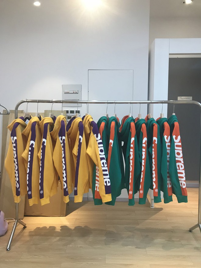 Kh&ocirc;ng chỉ nh&aacute;i đồ, giờ Trung Quốc c&ograve;n c&oacute;... nguy&ecirc;n cả store nh&aacute;i của Supreme - Ảnh 5.
