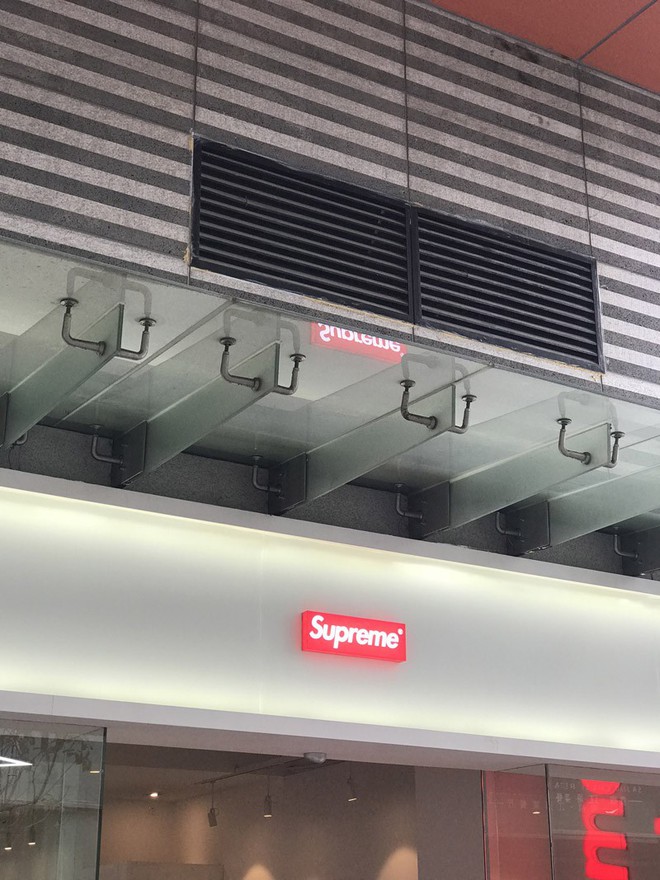 Kh&ocirc;ng chỉ nh&aacute;i đồ, giờ Trung Quốc c&ograve;n c&oacute;... nguy&ecirc;n cả store nh&aacute;i của Supreme - Ảnh 3.