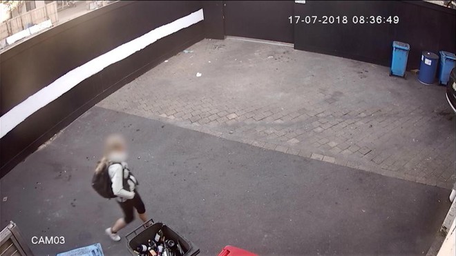 Úc: Cư dân mạng truy lùng cô gái rải mìn trước cửa hàng nhà người khác khi đang chạy bộ buổi sáng - Ảnh 1.