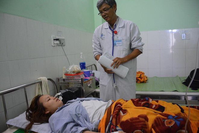 Vừa đ&aacute;m cưới xong, c&ocirc; gi&aacute;o mầm non bị phụ huynh đ&aacute;nh thủng m&agrave;ng nhĩ lại phải nhập viện do li&ecirc;n tục ngất xỉu - Ảnh 1.