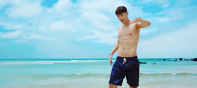 KARD chào hè bằng MV “nắng vàng, biển xanh và anh chàng vai u thịt bắp bán nude - Ảnh 1.