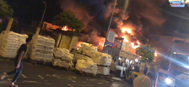 Cháy lớn chợ Gạo ở Hưng Yên, khói lửa dữ dội khiến nhiều người hoảng loạn - Ảnh 4.