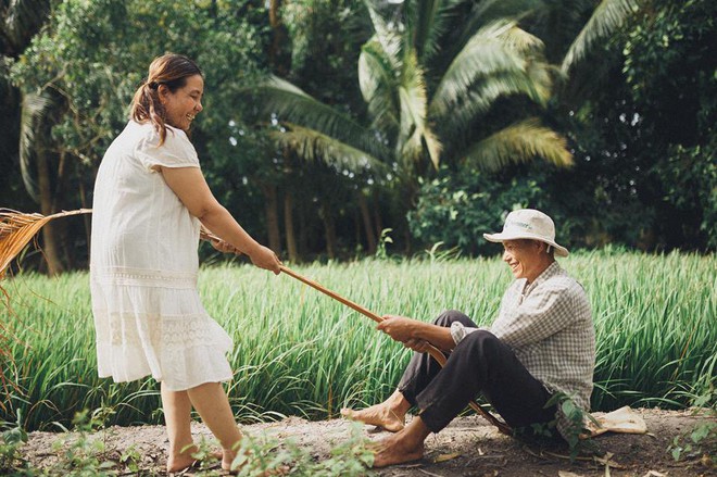 &quot;Đi đ&#226;u cũng được, c&#243; nhau l&#224; được&quot; - Bộ ảnh cặp vợ chồng U50 y&#234;u chất ngất khiến U20 cũng phải hờn ghen - Ảnh 6.